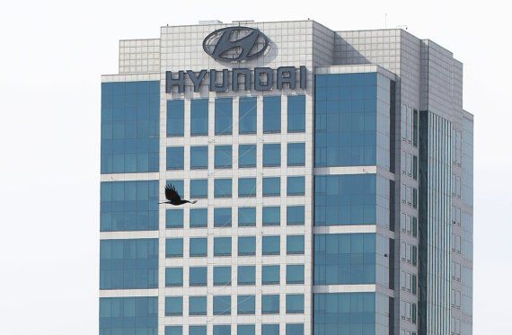 서울 서초구 양재동 현대차 사옥 전경. 사진=뉴스1                                    KT 기업로고