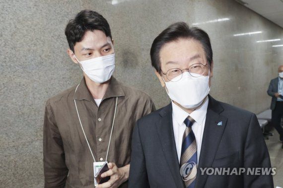 질문받는 이재명 대표 (서울=연합뉴스) 백승렬 기자 = 더불어민주당 이재명 대표가 6일 오후 서울 여의도 국회에서 당대표실로 이동하며 질문을 받고 있다. 2022.9.6 [국회사진기자단]/사진=연합뉴스