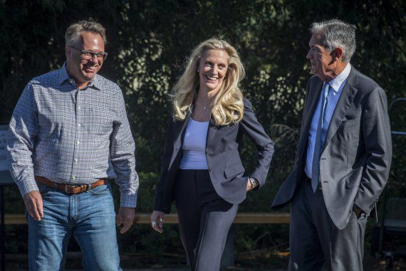 국제유가가 석유수출국기구(OPEC)플러스(+)의 감산 결정에도 불구하고 7일(현지시간) 5% 폭락하며 이틀 연속 급락세를 타고 있다. 유가 급락의 최대 배경으로 지목되는 제롬 파월(오른쪽) 미국 연방준비제도(연준) 의장이 지난달 26일 와이오밍주 잭슨홀에서 열린 연례 하계휴양 컨퍼런스 도중 레이얼 브레이너드(가운데) 부의장, 존 윌리엄스 뉴욕연방은행 총재와 얘기를 나누고 있다. AP연합