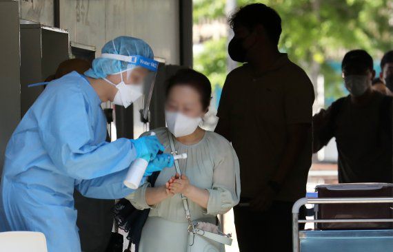 중앙방역대책본부에 따르면 9일 0시 기준으로 코로나19 확진자수가 전날보다 약 1만명 감소한 6만9410명을 기록했다. 추석 연휴를 하루 앞둔 8일 오후 서울 서초구 고속터미널역 임시선별검사소에서 시민들이 검사를 받기 위해 줄을 서고 있다. /사진=뉴시스