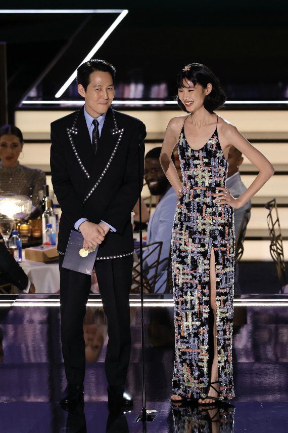 에미상 참석한 '오징어게임'의 이정재·정호연 (서울=연합뉴스) '오징어 게임'의 배우 이정재(왼쪽), 정호연이 12일(현지시간) 미국 로스앤젤레스 마이크로소프트 시어터에서 열린 에미상 시상식에 참석, 버라이어티 스케치 시리즈상(Outstanding Variety Sketch Series) 시상자로 무대에 올라와 있다. 2022.9.13 ['오징어 게임' 트위터 제공. 재판매 및 DB 금지] photo@yna.co.kr (끝)