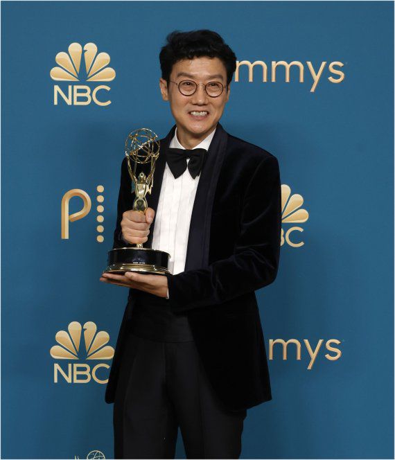 드라마 '오징어 게임'으로 제74회 에미상 드라마 시리즈 부문 감독상을 받은 황동혁 감독이 12일(현지시간) 미국 로스앤젤레스 마이크로소프트 시어터 프레스룸에서 트로피를 들고 활짝 웃고 있다. AP연합뉴스