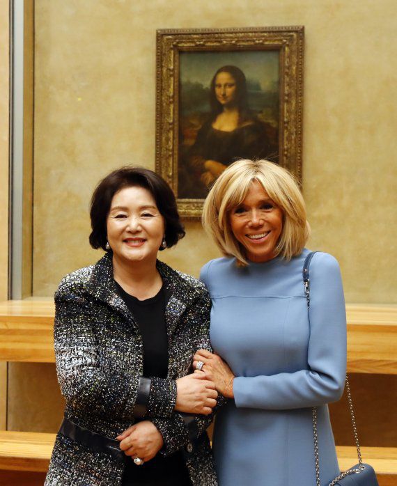 지난 2018년 10월15일 문재인 대통령 부인 김정숙 여사와 에마뉘엘 마크롱 대통령의 부인 브리지트 마크롱 여사가 프랑스 파리 루브르박물관 모나리자 그림 앞에서 기념촬영하고 있다. 당시 김 여사가 착용하고 있는 자켓이 한글이 수놓아진 샤넬 자켓이다. 뉴시스
