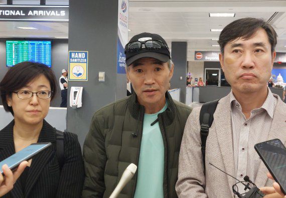 (워싱턴=뉴스1) 김현 특파원 = 지난 2020년 서해상에서 북한에 의해 피격된 해양수산부 공무원 고(故) 이대준씨의 친형인 이래진씨와 국민의힘 '해양수산부 공무원 피격사건 진상조사 태스크포스(TF)' 단장인 하태경 의원(오른쪽)이 13일(현지시간) 워싱턴DC 덜레스 국제공항에서 특파원들과 질의응답을 하고 있다. 이 씨는 오는 15일 워싱턴에서 열리는 제18차 북한이탈주민과 북한인권을 위한 국제의원연맹 총회에 참석, 북한 내 반인류범죄 및 관련 책임 묻기를 주제로 한 세션에서 연사로 나설 예정이다. 2022.9.14/뉴스1 /사진=뉴스1화상