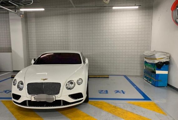 경차전용주차구역에서 2칸을 차지해 막장 주차된 벤틀리. 사진=온라인 커뮤니티