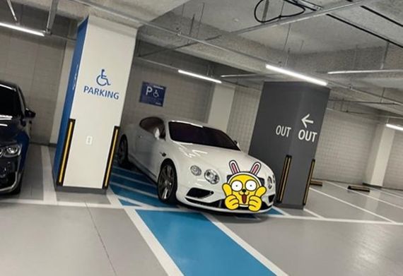 장애인전용주차구역에서 2칸을 차지해 막장 주차된 벤틀리. 사진=온라인 커뮤니티