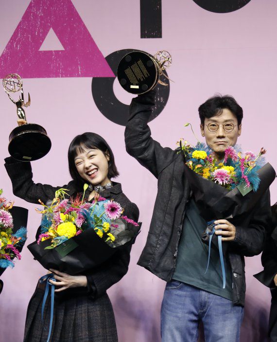 배우 이유미와 황동혁 감독(오른쪽)이 16일 서울 중구 웨스틴 조선 서울에서 열린 ‘오징어 게임’ 에미상 수상 기념 간담회에서 트로피를 들어올리고 있다. ‘오징어 게임’은 크리에이티브 아츠 프라임타임 에미상(Creative Arts Primetime Emmy Awards) 시상식에서 게스트상(이유미), 프로덕션디자인상, 스턴트퍼포먼스상, 시각효과상을 수상했다. 이어 다음날 열린 제 74회 프라임타임 에미상(74th Primetime Emmy Awards, 이하 에미상) 시상식에서는 감독상(황동혁)과 남우주연상(이정재)을 받아 6관왕의 쾌거를 이뤘다. 한국 배우와 감독 최초의 수상이자 70년이 넘는 역사를 자랑하는 에미상 역사에서 최초의 비영어권 수상이다. 2022.9.16/뉴스1 ⓒ News1 권현진 기자 /사진=뉴스1