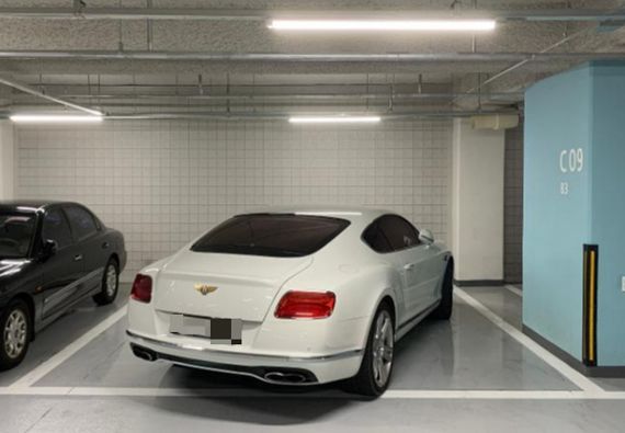 주차구역에서 2칸을 차지해 막장 주차된 벤틀리. 사진=온라인 커뮤니티