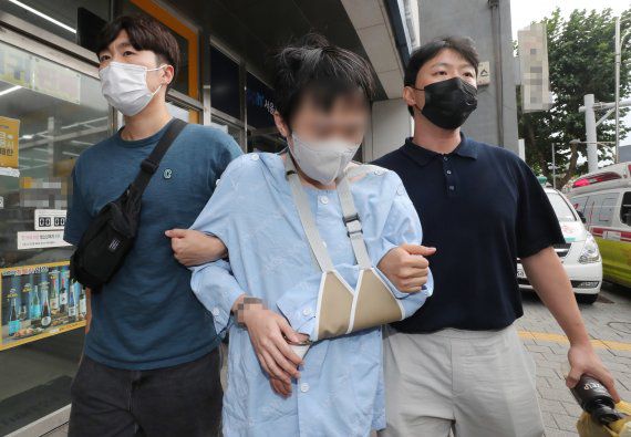 신당역 살인사건 피의자가 15일 오후 서울 광진구의 한 병원에서 치료를 마치고 호송되고 있다. /사진=뉴스1