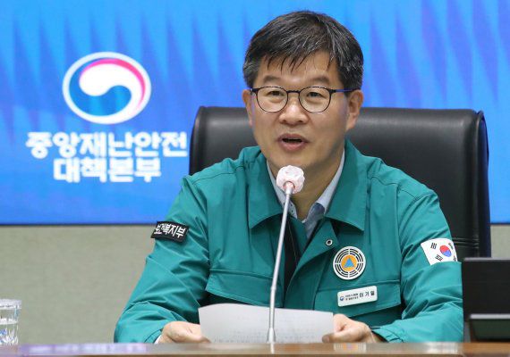 이기일 중앙재난안전대책본부 1총괄조정관(보건복지부 제2차관)이 16일 오전 서울 종로구 정부서울청사 행정안전부 서울상황센터에서 열린 코로나19 중앙재난안전대책본부(중대본) 회의를 주재하며 발언하고 있다. 뉴시스 제공.