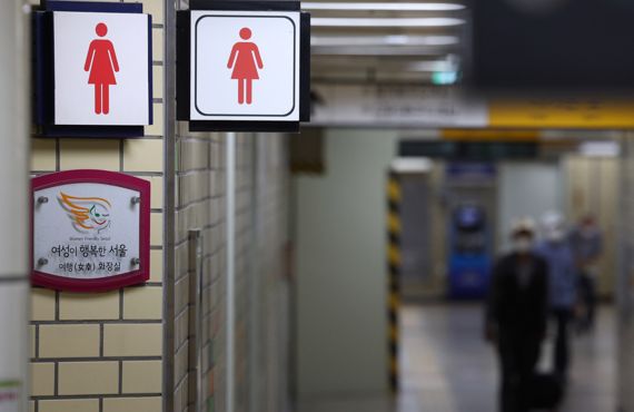 서울 지하철 2호선 신당역 여자화장실에서 지난 14일 밤 9씨쯤 30대 남성 A씨가 화장실을 순찰하던 20대 여성 역무원 B씨에게 흉기를 휘둘러 숨지게 되는 사건이 발생했다.범행 당시 화장실에 있던 승객이 피해자의 비명을 듣고 비상벨을 눌렀고 역사 직원 2명과 사회복무요원 1명, 시민 1명이 가해자를 제압한 뒤 경찰에 넘겼다.사진은 15일 사건이 발생한 서울 지하철 2호선 신당역 화장실 인근의 모습.사진=김범석 기자