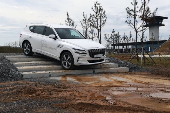 현대차그룹 'HMG 드라이빙 익스피리언스 센터' 오프로드 코스에서 제네시스 GV80이 주행을 하고 있다. 현대차그룹 제공