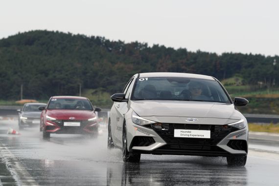 현대차그룹 'HMG 드라이빙 익스피리언스 센터 젖은 노면 서킷에서 차량들이 주행을 하고 있다. 현대차그룹 제공