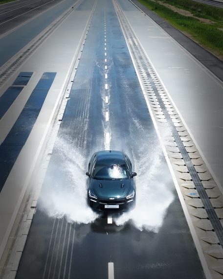 현대차그룹 드라이빙 익스피리언스 센터 제동 코스에서 젖은 노면을 주행하고 있다. 현대차그룹 제공