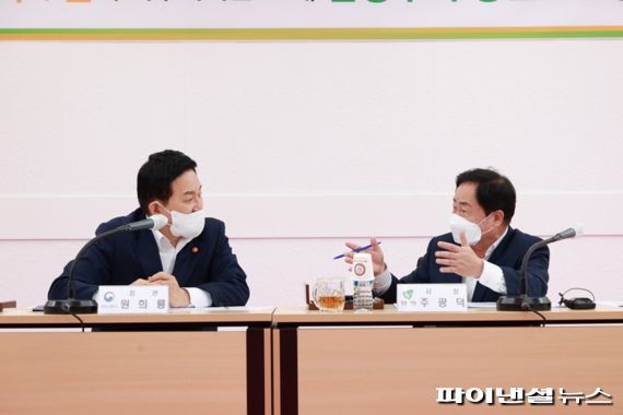 원희룡 국토교통부 장관 20일 남양주시 방문 간담회 진행. 사진제공=남양주시                                    원희룡 국토교통부 장관-주광덕 남양주시장 20일 미금로 확장사업 로드체킹. 사진제공=남양주시                                    원희룡 국토교통부 장관-주광덕 남양주시장 20일 미금로 확장사업 브리핑 청취. 사진제공=남양주시