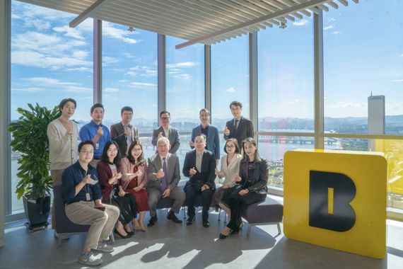 쩐반(아랫줄 왼쪽 네번째) 방문단장과 응우웬 바 지엡(윗줄 왼쪽 네번째) 모모 공동 창업자 등 베트남 핀테크 연구단 일행이 20일 서울 영등포구 카카오뱅크 여의도오피스를 찾아 기념 촬영을 하고 있다. 카카오뱅크 제공                                    이수영 카카오뱅크 전략총괄(오른쪽 두번째)이 20일 서울 영등포구 카카오뱅크 여의도 오피스에서 쩐반(왼쪽 세번째) 등 베트남 핀테크 연구단에 5주년 성과 및 향후 성장 전략 등을 설명하고 있다. 카카오뱅크 제공