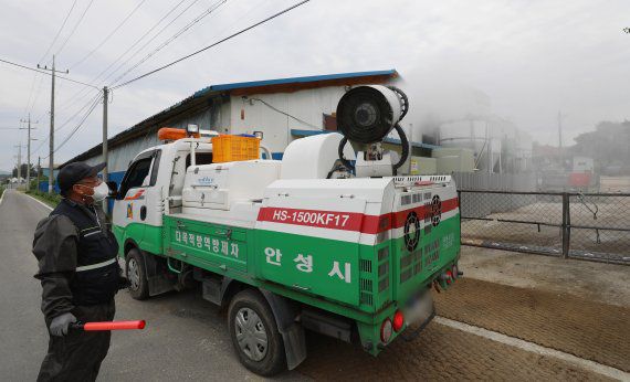 아프리카돼지열병(ASF) 확산 차단을 위해 소독하고 있는 모습. 자료사진 /사진=뉴스1
