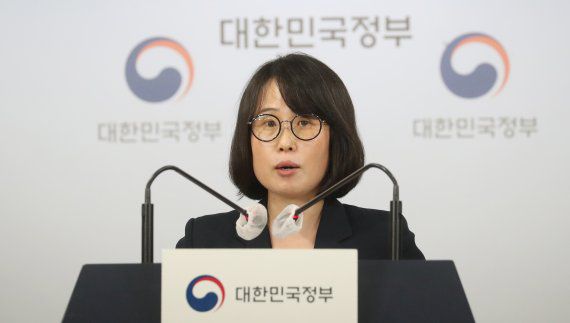 정선화 환경부 자원순화국장이 22일 정부서울청사에서 1회용 컵 보증금제, 12월 2일부터 세종·제주 첫 시행 관련 브리핑을 하고 있다./뉴스1