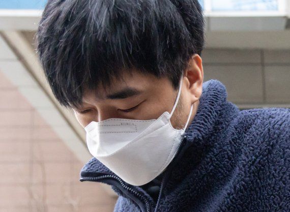 스토킹으로 신변보호를 받던 전 여자친구를 살해한 혐의를 받는 김병찬이 지난해 11월 29일 오전 검찰 송치를 위해 서울 중구 남대문경찰서를 나서고 있다. /사진=뉴스1