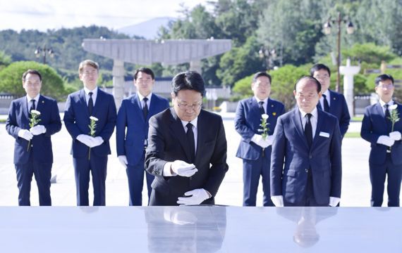 옛 광주교도소에서 발굴된 유골이 5·18 행방불명자로 확인된 가운데 강기정 광주광역시장이 26일 입장문을 통해 "광주시는 5·18진실규명과 함께 암매장으로 희생된 마지막 한 분까지 찾아내기 위해 우리가 가진 모든 역량을 집중하겠다"라고 밝혔다. 사진은 지난 7월 1일 취임식 날 국립5·18민주묘지를 찾아 참배하고 있는 강기정 시장의 모습. 사진=광주광역시 제공