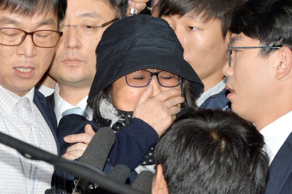 '비선 실세 국정 농단' 의혹의 중심에 있는 최순실씨(개명 전 최순실)가 피의자 신분으로 조사를 받기 위해 지난 2016년 10월31일 오후 서울 서초동 서울중앙지검으로 출석하고 있다.2016.10.31/뉴스1 ⓒ News1 박세연 기자 /사진=뉴스1