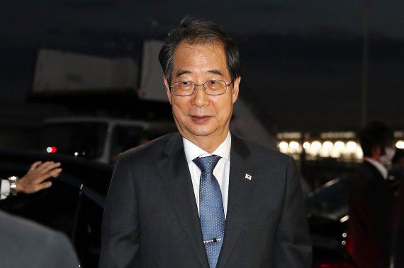 1박 2일간의 일본 방문 일정을 마친 한덕수 국무총리가 28일 오후 일본 도쿄 하네다공항에서 귀국길에 오르며 일본측 관계자와 인사하고 있다. 2022.9.28/뉴스1 ⓒ News1 박지혜 기자 /사진=뉴스1