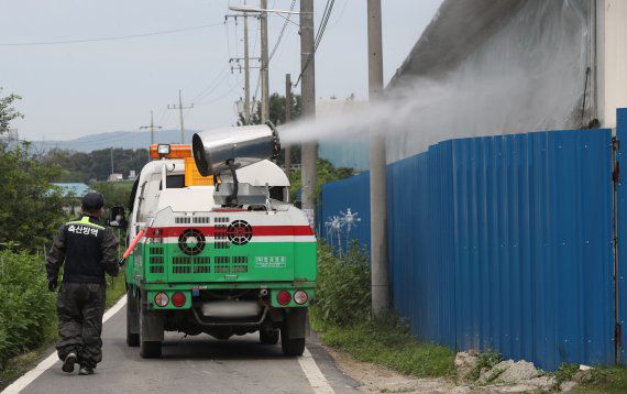 경기 안성시 일죽면의 한 양돈농장에서 안성시 방역관계자들이 방역작업을 하고 있다. (사진은 기사 내용과 무관함)/ /사진=뉴스1