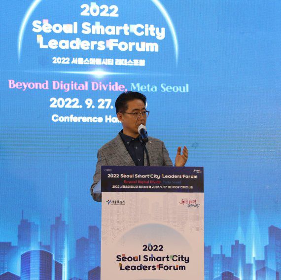 롯데정보통신 노준형 대표가 지난 27일 '2022 서울 스마트시티 리더스포럼'에서 메타라이프 전략을 제시하고 있다. 롯데정보통신 제공