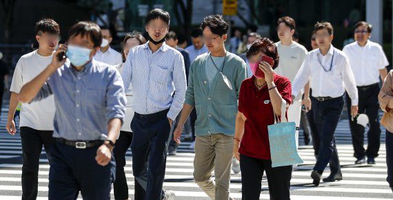 지난 27일 오후 서울 영등포구 여의도환승센터에서 마스크를 벗은 시민들이 이동하고 있다. 뉴시스 제공.