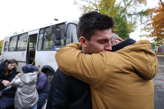 러시아 모스크바에서 28일(현지시간) 동원령에 따라 소집된 한 청년이 가족과 작별 인사를 나누고 있다. 동원령 이후 러시아를 떠나려는 사람들이 폭증하면서 경제제재에서 자유로운 두바이로 떠나려는 이들이 폭증하고, 이에따라 항공권 가격 역시 폭등하고 있다. 타스연합