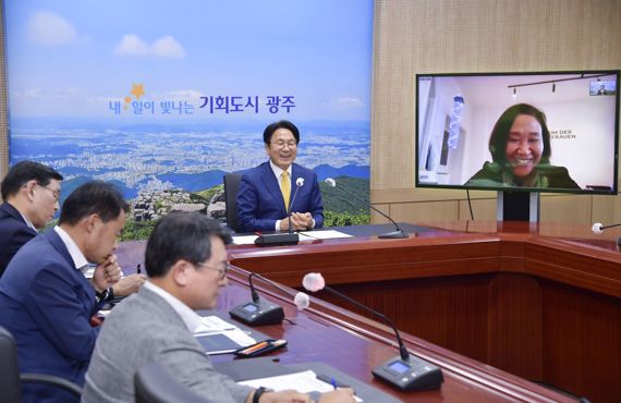 강기정 광주광역시장이 5·18민주화운동을 유럽에 알리는데 앞장서 온 독일 코리아협의회 한정화 대표이사와 지난 29일 오후 시청에서 화상회의를 진행하며 5·18 기념일 지정 및 교류 확대 협력 방안 등을 논의하고 있다. 사진=광주광역시 제공