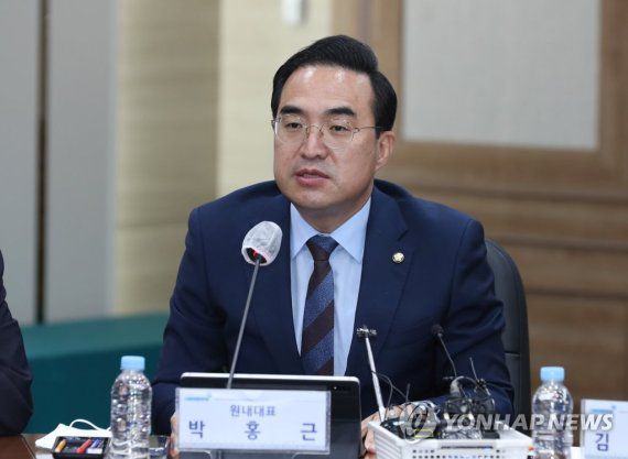 전남 현장 최고위에서 발언하는 박홍근 원내대표 (무안=연합뉴스) 정회성 기자 = 더불어민주당 박홍근 원내대표가 30일 오전 전남 무안군 전남도청 서재필실에서 열린 현장 최고위원회의에서 발언하고 있다. 2022.9.30 hs@yna.co.kr (끝)