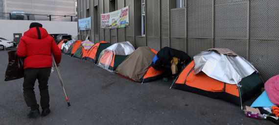 지난해 12월31일 서울 중구 서울역광장에 노숙인들을 위한 텐트가 설치되어 있다. 텐트는 겨울 한파에 취약하고 코로나19 확진시 재택치료가 불가능한 노숙인을 위해 한 교회에서 기부한 것으로 알려졌다. /사진=뉴시스