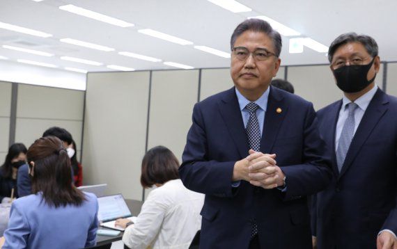 [서울=뉴시스] 김명원 기자 = 국회 본회의에서 민주당 의원 전원이 발의한 '박진 외교부장관 해임안'이 통과 된 가운데 박진 외교부 장관이 30일 오전 서울 종로구 왹부 기자실을 찾아 기자들과 만나 소탈하게 몇 마디를 밝힌 후 나서고 있다. 2022.09.30. kmx1105@newsis.com <저작권자ⓒ 공감언론 뉴시스통신사. 무단전재-재배포 금지.> /사진=뉴시스화상