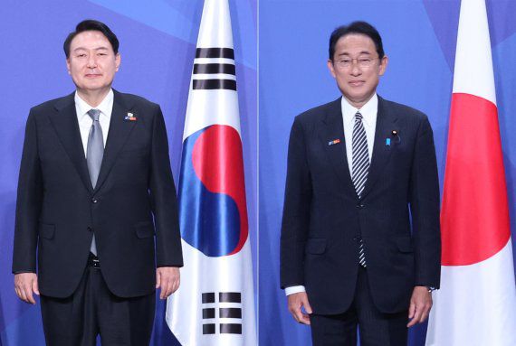 지난 6월 29일 스페인 마드리드 이페마(IFEMA) 컨벤션센터에서 아시아 태평양 파트너 4개국 정상-옌스 스톨텐베르그 나토(NATO·북대서양조약기구) 사무총장과 기념촬영을 가진 윤석열 대통령과 기시다 후미오 일본 총리. /사진=뉴스1