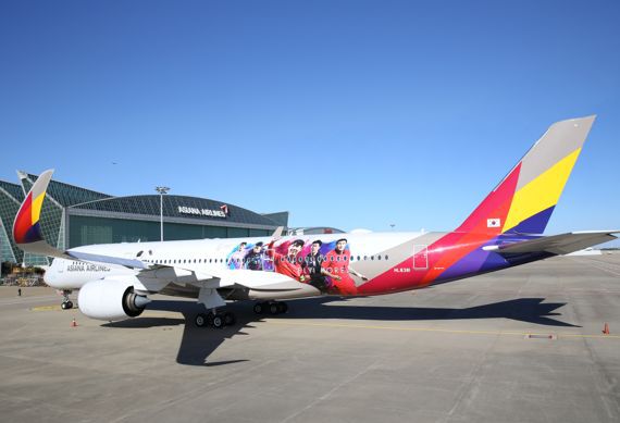 17일 인천공항 격납고에 세워진 아시아나항공 항공기에 대한민국 축구국가대표팀 선수들의 이미지가 래핑돼있다. 아시아항공 제공