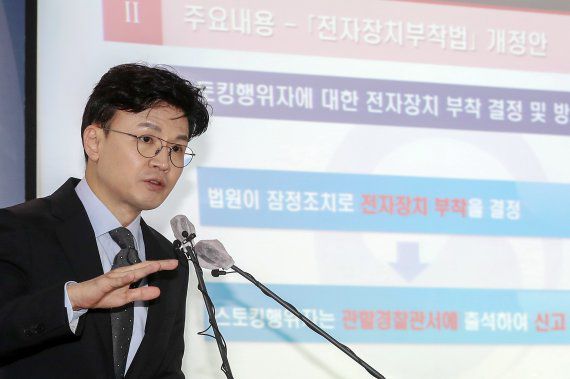 한동훈 법무부 장관이 19일 오후 경기 과천 법무부에서 '스토킹범죄의 처벌 등에 관한 법률 및 전자장치 부착 등에 관한 법률' 개정안에 대한 입법예고 관련 브리핑을 하고 있다. /사진=뉴스1화상