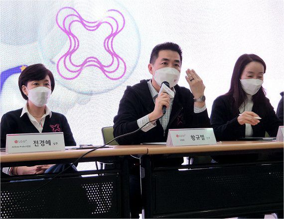 LG유플러스의 황규별 최고데이터책임자(CDO·가운데)가 25일 서울 종로구 필원 회의실에서 열린 기자간담회에서 질문에 답하고 있다. LG유플러스 제공