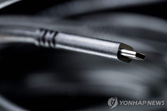 2024년에는 안드로이드폰, 아이폰 상관없이 USB-C 충전단자로 통일될 전망이다. 애플은 25일(현지시간) 2024년까지 USB-C 충전단자를 탑재하겠다고 밝혔다. AFP연합