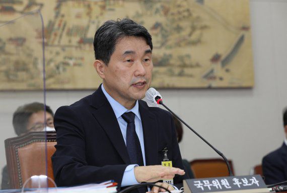 이주호 사회부총리 겸 교육부장관 후보자가 28일 오전 서울 여의도 국회 교육위원회 회의실에서 열린 인사청문회에서 의원 질의에 답하고 있다. /사진=공동취재사진, 뉴시스