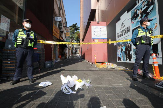 30일 오후 서울 용산구 이태원 압사 사고 현장 인근에 한 시민이 두고 간 꽃이 놓여져 있다. 이태원 압사사고로 발생한 인명피해는 이날 현재 사망 151명, 중상 19명, 경상 63명이다. 2022.10.30/뉴스1 ⓒ News1 임세영 기자 /사진=뉴스1