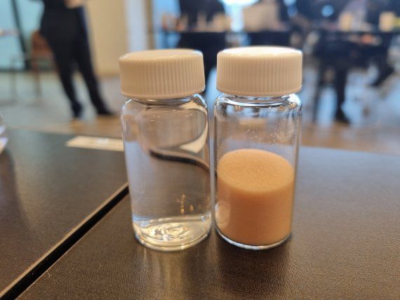 소화약제와 지에프아이가 만든 소화약제가 함유된 마이크로 캡슐(오른쪽). 사진=장유하 기자