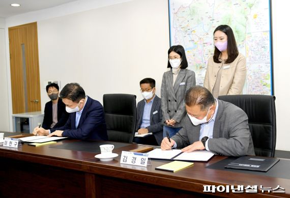 파주시-LG디스플레이 8일 일회용품 줄이기 업무협약 체결. 사진제공=파주시                                    파주시-LG디스플레이 8일 일회용품 줄이기 업무협약 체결. 사진제공=파주시