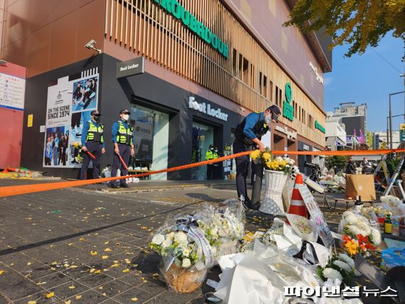11일 이태원 참사가 발생한 해밀톤호텔 서쪽 골목 인근에서 한 경찰관이 폴리스라인을 해제하고 있다./사진=김동규 기자