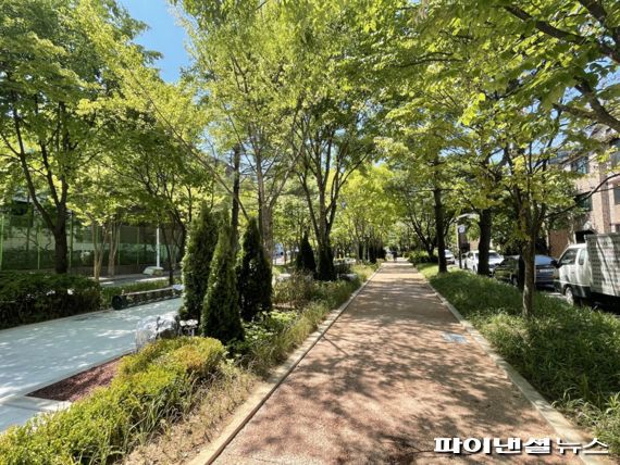 고양시 대화도서관 골목정원길. 사진제공=고양시                                    고양시 오마초등학교 샛길. 사진제공=고양시                                    고양시 일산호수공원 호수교 하부. 사진제공=고양시