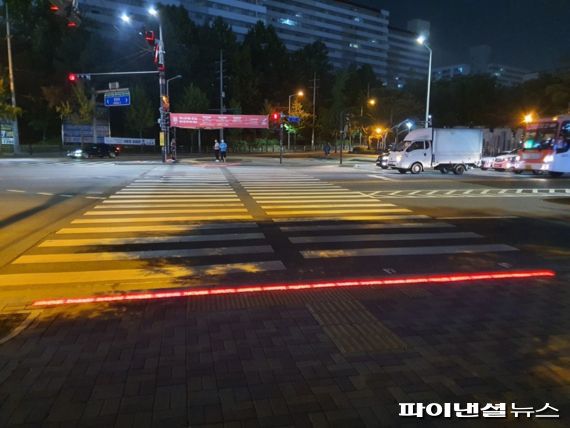 고양시 가라뫼 사거리 바닥신호등. 사진제공=고양시                                    고양시 차 없는 거리- 화수중-고교 앞 도로. 사진제공=고양시