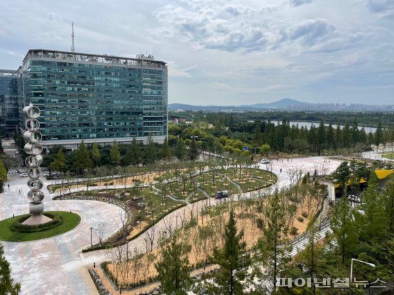 고양시 일산호수공원 녹지축. 사진제공=고양시                                    고양시 행주산성 행주대첩비 진입로. 사진제공=고양시