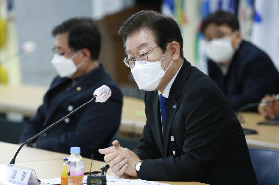 이재명 더불어민주당 대표가 14일 오전 서울 여의도 한국노동조합총연맹을 찾아 김동명 한국노총 위원장을 비롯한 참석자들을 향해 모두 발언을 하고 있다. 뉴스1