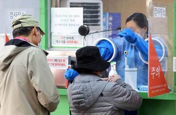 15일 서울 영등포구 여의도공원에 마련된 코로나19 임시선별진료소에서 의료진이 검체를 채취하고 있다. 질병관리청 중앙방역대책본부는 이날 0시 기준 코로나19 신규 확진자가 7만2883명, 위중증 환자는 412명, 사망자는 39명 발생했다고 밝혔다. 신규확진자 수는 전날(2만3765명) 대비 4만9118명 증가해 3배 가까이 급증했다. 사진=김범석 기자