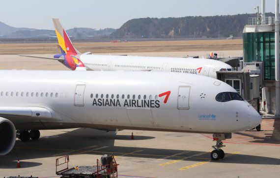 인천공항 1터미널에 아시아나 항공기가 계류장에 대기하고 있다. 뉴스 1